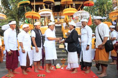 Bupati Buleleng Mohon Kerahayuan Jagat Buleleng di Pura Bukit Sinunggal Desa Tajun