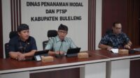 Pemerintah Kabupaten Buleleng terus memperkuat fondasi pengembangan investasi melalui penyusunan Kajian Peta Potensi Investasi Kabupaten Buleleng. Kajian ini diarahkan tidak hanya menghasilkan data potensi, tetapi juga peta yang mampu memberikan gambaran jelas mengenai peluang investasi sekaligus kesiapan wilayah untuk dikembangkan. Hal tersebut mengemuka dalam Focus Group Discussion (FGD) Pembahasan Laporan Antara Penyusunan Kajian Peta Potensi Investasi di Kabupaten Buleleng, Kamis (3/9), yang mempertemukan perangkat daerah, para camat, Tim Pengendali Mutu, Tim Pelaksana, serta pihak terkait lainnya. Kepala Badan Riset dan Inovasi Daerah (BRIDA) Kabupaten Buleleng, Ketut Suwarmawan menegaskan, hasil sidang Tim Pengendali Mutu (TPM) memberikan penekanan penting terhadap output utama kajian, yakni berupa peta potensi investasi. Karena itu, penyusunan peta harus memiliki basis data yang kuat dan sinkron dengan berbagai dokumen perencanaan maupun regulasi yang telah berlaku. “Penyusunannya harus sinkron dengan data BPS, RTRW, RDTR, RPJMD, serta regulasi lain yang telah ada di Kabupaten Buleleng,” tegasnya. Menurutnya, FGD pembahasan laporan antara menjadi momentum strategis untuk menguji sekaligus memperkaya hasil kajian yang telah disusun. Forum tersebut diharapkan tidak berhenti pada penyampaian hasil sementara, tetapi menjadi ruang kolaborasi untuk menghadirkan data, koreksi, informasi, dan perspektif sektoral maupun kewilayahan. “Forum ini tidak hanya menjadi ruang untuk menyampaikan hasil sementara kajian, tetapi juga menjadi ruang bagi kita semua untuk memberikan masukan, koreksi, data, informasi serta perspektif dari masing-masing sektor dan wilayah,” ujarnya. Ia menambahkan, keterlibatan perangkat daerah dan unsur kewilayahan sangat penting karena pemetaan potensi investasi tidak cukup hanya melihat potensi komoditas atau sektor unggulan. Kajian juga harus mampu membaca berbagai faktor pendukung dan tantangan yang akan menentukan kelayakan pengembangan investasi di suatu wilayah. Masukan dari para pihak diharapkan dapat memperkaya pemetaan, mulai dari permasalahan, peluang investasi, kebutuhan infrastruktur, kesiapan sumber daya, hingga aspek pendukung lainnya. Dengan demikian, peta yang dihasilkan nantinya tidak hanya informatif, tetapi dapat menjadi instrumen yang membantu pemerintah dalam menentukan arah pengembangan investasi secara lebih tepat. “Masukan dari masing-masing pihak diharapkan dapat membantu menyempurnakan pemetaan potensi investasi, termasuk dalam melihat berbagai permasalahan, peluang, kebutuhan infrastruktur, kesiapan sumber daya, serta aspek pendukung lainnya,” jelasnya. Penyusunan kajian ini merupakan bagian dari upaya Pemerintah Kabupaten Buleleng untuk mengidentifikasi, memetakan, dan mengembangkan berbagai potensi daerah yang memiliki peluang untuk ditawarkan sebagai sektor maupun komoditas investasi. Keberadaan peta potensi investasi yang berbasis data diharapkan dapat memberikan gambaran yang lebih komprehensif mengenai di mana potensi berada, apa yang dapat dikembangkan, serta apa saja yang perlu dipersiapkan agar peluang investasi tersebut dapat diwujudkan secara optimal. Dalam kesempatan tersebut, Kaban Suwarmawan juga menyampaikan apresiasi kepada Dinas Penanaman Modal dan Pelayanan Terpadu Satu Pintu Kabupaten Buleleng yang telah menyediakan tempat sekaligus memfasilitasi pelaksanaan FGD. Sinergi antarperangkat daerah dinilai menjadi bagian penting dalam memastikan kajian yang disusun benar-benar menjawab kebutuhan pembangunan daerah. Apresiasi juga disampaikan kepada Tim Pelaksana dari Universitas Pendidikan Ganesha (Undiksha) atas pelaksanaan kajian tersebut. Berbagai masukan yang diperoleh dalam FGD akan menjadi bahan penyempurnaan laporan antara menuju laporan akhir yang berkualitas dan mampu memberikan kontribusi nyata bagi pembangunan Buleleng. Dengan proses penyusunan yang melibatkan lintas sektor dan berbasis pada data serta dokumen perencanaan daerah, Peta Potensi Investasi Buleleng diharapkan menjadi salah satu pijakan dalam membuka peluang investasi yang lebih terarah, sesuai karakteristik wilayah, serta memberikan nilai tambah bagi perekonomian dan kesejahteraan masyarakat.