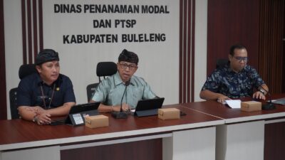 Pemerintah Kabupaten Buleleng terus memperkuat fondasi pengembangan investasi melalui penyusunan Kajian Peta Potensi Investasi Kabupaten Buleleng. Kajian ini diarahkan tidak hanya menghasilkan data potensi, tetapi juga peta yang mampu memberikan gambaran jelas mengenai peluang investasi sekaligus kesiapan wilayah untuk dikembangkan. Hal tersebut mengemuka dalam Focus Group Discussion (FGD) Pembahasan Laporan Antara Penyusunan Kajian Peta Potensi Investasi di Kabupaten Buleleng, Kamis (3/9), yang mempertemukan perangkat daerah, para camat, Tim Pengendali Mutu, Tim Pelaksana, serta pihak terkait lainnya. Kepala Badan Riset dan Inovasi Daerah (BRIDA) Kabupaten Buleleng, Ketut Suwarmawan menegaskan, hasil sidang Tim Pengendali Mutu (TPM) memberikan penekanan penting terhadap output utama kajian, yakni berupa peta potensi investasi. Karena itu, penyusunan peta harus memiliki basis data yang kuat dan sinkron dengan berbagai dokumen perencanaan maupun regulasi yang telah berlaku. “Penyusunannya harus sinkron dengan data BPS, RTRW, RDTR, RPJMD, serta regulasi lain yang telah ada di Kabupaten Buleleng,” tegasnya. Menurutnya, FGD pembahasan laporan antara menjadi momentum strategis untuk menguji sekaligus memperkaya hasil kajian yang telah disusun. Forum tersebut diharapkan tidak berhenti pada penyampaian hasil sementara, tetapi menjadi ruang kolaborasi untuk menghadirkan data, koreksi, informasi, dan perspektif sektoral maupun kewilayahan. “Forum ini tidak hanya menjadi ruang untuk menyampaikan hasil sementara kajian, tetapi juga menjadi ruang bagi kita semua untuk memberikan masukan, koreksi, data, informasi serta perspektif dari masing-masing sektor dan wilayah,” ujarnya. Ia menambahkan, keterlibatan perangkat daerah dan unsur kewilayahan sangat penting karena pemetaan potensi investasi tidak cukup hanya melihat potensi komoditas atau sektor unggulan. Kajian juga harus mampu membaca berbagai faktor pendukung dan tantangan yang akan menentukan kelayakan pengembangan investasi di suatu wilayah. Masukan dari para pihak diharapkan dapat memperkaya pemetaan, mulai dari permasalahan, peluang investasi, kebutuhan infrastruktur, kesiapan sumber daya, hingga aspek pendukung lainnya. Dengan demikian, peta yang dihasilkan nantinya tidak hanya informatif, tetapi dapat menjadi instrumen yang membantu pemerintah dalam menentukan arah pengembangan investasi secara lebih tepat. “Masukan dari masing-masing pihak diharapkan dapat membantu menyempurnakan pemetaan potensi investasi, termasuk dalam melihat berbagai permasalahan, peluang, kebutuhan infrastruktur, kesiapan sumber daya, serta aspek pendukung lainnya,” jelasnya. Penyusunan kajian ini merupakan bagian dari upaya Pemerintah Kabupaten Buleleng untuk mengidentifikasi, memetakan, dan mengembangkan berbagai potensi daerah yang memiliki peluang untuk ditawarkan sebagai sektor maupun komoditas investasi. Keberadaan peta potensi investasi yang berbasis data diharapkan dapat memberikan gambaran yang lebih komprehensif mengenai di mana potensi berada, apa yang dapat dikembangkan, serta apa saja yang perlu dipersiapkan agar peluang investasi tersebut dapat diwujudkan secara optimal. Dalam kesempatan tersebut, Kaban Suwarmawan juga menyampaikan apresiasi kepada Dinas Penanaman Modal dan Pelayanan Terpadu Satu Pintu Kabupaten Buleleng yang telah menyediakan tempat sekaligus memfasilitasi pelaksanaan FGD. Sinergi antarperangkat daerah dinilai menjadi bagian penting dalam memastikan kajian yang disusun benar-benar menjawab kebutuhan pembangunan daerah. Apresiasi juga disampaikan kepada Tim Pelaksana dari Universitas Pendidikan Ganesha (Undiksha) atas pelaksanaan kajian tersebut. Berbagai masukan yang diperoleh dalam FGD akan menjadi bahan penyempurnaan laporan antara menuju laporan akhir yang berkualitas dan mampu memberikan kontribusi nyata bagi pembangunan Buleleng. Dengan proses penyusunan yang melibatkan lintas sektor dan berbasis pada data serta dokumen perencanaan daerah, Peta Potensi Investasi Buleleng diharapkan menjadi salah satu pijakan dalam membuka peluang investasi yang lebih terarah, sesuai karakteristik wilayah, serta memberikan nilai tambah bagi perekonomian dan kesejahteraan masyarakat.