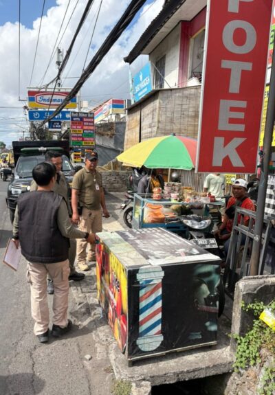 Satpol PP Denpasar Tertibkan 10 PKL yang Berjualan di Atas Trotoar Jalan Kebo Iwa Utara