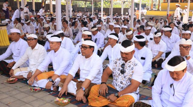 Jajaran Pemkot Denpasar Laksanakan Bhakti Penganyar di Pura Agung Penataran Rinjani