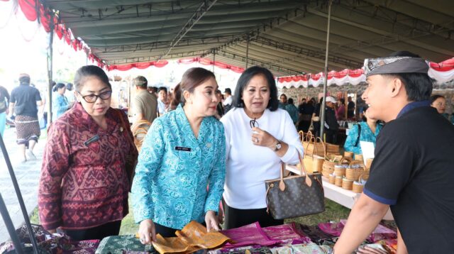 Karangasem, Tim Penggerak Pemberdayaan dan Kesejahteraan Keluarga (TP PKK) Kota Denpasar turut berpartisipasi dalam Pasar Rakyat “Berbelanja dan Berbagi” yang digelar TP. PKK Provinsi Bali di Taman Budaya Kapten A.A. Made Karang Candra Buana, Kabupaten Karangasem, Jumat (4/9). Sekretaris I TP PKK Kota Denpasar, Ny. Ayu Kristi Arya Wibawa, didampingi Sekretaris II TP PKK Kota Denpasar, Ni Nyoman Sri Utari, hadir bersama Ketua TP PKK Provinsi Bali, Ny. Putri Suastini Koster, Sekretaris I TP PKK Provinsi Bali, Ny. Seniasih Giri Prasta, Bupati Klungkung I Made Satria, serta jajaran TP PKK kabupaten/kota se-Bali. Pasar Rakyat “Berbelanja dan Berbagi” menjadi ruang untuk mendorong perputaran ekonomi masyarakat sekaligus menumbuhkan kepedulian sosial. Kegiatan ini melibatkan pelaku Usaha Mikro, Kecil, dan Menengah (UMKM), Industri Kecil dan Menengah (IKM), petani, peternak, hingga nelayan lokal yang memasarkan beragam produk, mulai dari kebutuhan pokok, hasil pertanian, hingga berbagai produk olahan masyarakat. Dalam kegiatan tersebut, Sekretaris I TP PKK Kota Denpasar, Ny. Ayu Kristi Arya Wibawa turut menyerahkan bantuan berupa 10 tas belanja kepada 10 penerima dari masyarakat Kabupaten Karangasem. Bantuan tersebut berisi berbagai kebutuhan yang dibeli dari produk UMKM dan pedagang lokal yang berpartisipasi dalam Pasar Rakyat. Ayu Kristi Arya Wibawa menyampaikan apresiasi atas terselenggaranya kegiatan tersebut. Menurutnya, konsep “Berbelanja dan Berbagi” memiliki nilai ganda karena tidak hanya memberikan ruang bagi masyarakat untuk memasarkan produknya, tetapi juga menghadirkan manfaat secara langsung bagi masyarakat yang membutuhkan. “Melalui kegiatan ini, kita tidak hanya berbelanja dan mendukung produk masyarakat lokal, tetapi juga memiliki kesempatan untuk berbagi kepada masyarakat yang membutuhkan. Semangat kebersamaan seperti ini sangat penting untuk terus kita jaga, karena dari belanja produk masyarakat, manfaatnya dapat kembali dirasakan oleh masyarakat,” ujarnya. Lebih lanjut dijelaskan, kegiatan yang mempertemukan TP PKK dari seluruh kabupaten/kota se-Bali tersebut juga menjadi momentum untuk mempererat silaturahmi sekaligus memperkuat kolaborasi dalam menjalankan berbagai program pemberdayaan masyarakat. “Kami tentu senang dapat ikut berpartisipasi dalam kegiatan ini. Selain mempererat kebersamaan antar-TP PKK kabupaten/kota, kegiatan ini juga menjadi bentuk nyata kepedulian sosial dan dukungan terhadap UMKM serta pelaku usaha lokal,” tambahnya. Sementara itu, Ketua TP PKK Provinsi Bali, Ny. Putri Suastini Koster, mengatakan Pasar Rakyat “Berbelanja dan Berbagi” tidak sekadar menjadi kegiatan transaksi jual beli, tetapi merupakan gerakan bersama untuk memperkuat ekonomi kerakyatan sekaligus membangun kepedulian sosial. “Berbelanja dan Berbagi ini bukan hanya tentang transaksi jual beli. Kita ingin menggerakkan perekonomian masyarakat sekaligus menumbuhkan kepedulian sosial. Apa yang kita belanjakan hari ini berasal dari masyarakat dan kemudian kita bagikan kembali kepada masyarakat yang membutuhkan,” ujarnya. Ny. Putri Koster menjelaskan, konsep kegiatan tersebut mengedepankan perputaran ekonomi secara langsung. Pengurus TP PKK Provinsi Bali bersama TP PKK kabupaten/kota berbelanja berbagai hasil panen dan produk usaha milik pedagang lokal. Selanjutnya, hasil belanja tersebut disalurkan kembali dalam bentuk paket bantuan pangan kepada masyarakat prasejahtera dan balita di Kabupaten Karangasem. Menurut Ny. Putri Koster, kegiatan tersebut juga menjadi ruang silaturahmi dan tatap muka bagi jajaran TP PKK se-Bali. Melalui pertemuan tersebut, koordinasi dan kolaborasi antardaerah dapat terus diperkuat, termasuk dalam menyosialisasikan berbagai program prioritas pembangunan hingga ke tingkat masyarakat. “TP PKK harus hadir di tengah masyarakat dan memahami kebutuhan masyarakat secara langsung. Karena itu, kegiatan seperti ini penting untuk memperkuat kebersamaan, membangun kepedulian, sekaligus memastikan program-program yang dijalankan dapat dirasakan manfaatnya oleh masyarakat di tingkat akar rumput,” jelasnya. Lebih lanjut, dikatakan, gerakan “Berbelanja dan Berbagi” menjadi salah satu bentuk kehadiran TP PKK dalam mendukung pemberdayaan masyarakat. Selain membantu menggerakkan roda perekonomian, kegiatan ini diharapkan dapat memperluas manfaat sosial bagi masyarakat yang membutuhkan. Melalui kolaborasi TP PKK Provinsi Bali dan TP PKK kabupaten/kota, Pasar Rakyat “Berbelanja dan Berbagi” diharapkan dapat terus menjadi wadah untuk memperkuat ekonomi masyarakat, mendukung produk lokal, sekaligus menumbuhkan semangat gotong royong dan kepedulian sosial di tengah masyarakat.