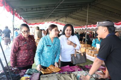 Karangasem, Tim Penggerak Pemberdayaan dan Kesejahteraan Keluarga (TP PKK) Kota Denpasar turut berpartisipasi dalam Pasar Rakyat “Berbelanja dan Berbagi” yang digelar TP. PKK Provinsi Bali di Taman Budaya Kapten A.A. Made Karang Candra Buana, Kabupaten Karangasem, Jumat (4/9). Sekretaris I TP PKK Kota Denpasar, Ny. Ayu Kristi Arya Wibawa, didampingi Sekretaris II TP PKK Kota Denpasar, Ni Nyoman Sri Utari, hadir bersama Ketua TP PKK Provinsi Bali, Ny. Putri Suastini Koster, Sekretaris I TP PKK Provinsi Bali, Ny. Seniasih Giri Prasta, Bupati Klungkung I Made Satria, serta jajaran TP PKK kabupaten/kota se-Bali. Pasar Rakyat “Berbelanja dan Berbagi” menjadi ruang untuk mendorong perputaran ekonomi masyarakat sekaligus menumbuhkan kepedulian sosial. Kegiatan ini melibatkan pelaku Usaha Mikro, Kecil, dan Menengah (UMKM), Industri Kecil dan Menengah (IKM), petani, peternak, hingga nelayan lokal yang memasarkan beragam produk, mulai dari kebutuhan pokok, hasil pertanian, hingga berbagai produk olahan masyarakat. Dalam kegiatan tersebut, Sekretaris I TP PKK Kota Denpasar, Ny. Ayu Kristi Arya Wibawa turut menyerahkan bantuan berupa 10 tas belanja kepada 10 penerima dari masyarakat Kabupaten Karangasem. Bantuan tersebut berisi berbagai kebutuhan yang dibeli dari produk UMKM dan pedagang lokal yang berpartisipasi dalam Pasar Rakyat. Ayu Kristi Arya Wibawa menyampaikan apresiasi atas terselenggaranya kegiatan tersebut. Menurutnya, konsep “Berbelanja dan Berbagi” memiliki nilai ganda karena tidak hanya memberikan ruang bagi masyarakat untuk memasarkan produknya, tetapi juga menghadirkan manfaat secara langsung bagi masyarakat yang membutuhkan. “Melalui kegiatan ini, kita tidak hanya berbelanja dan mendukung produk masyarakat lokal, tetapi juga memiliki kesempatan untuk berbagi kepada masyarakat yang membutuhkan. Semangat kebersamaan seperti ini sangat penting untuk terus kita jaga, karena dari belanja produk masyarakat, manfaatnya dapat kembali dirasakan oleh masyarakat,” ujarnya. Lebih lanjut dijelaskan, kegiatan yang mempertemukan TP PKK dari seluruh kabupaten/kota se-Bali tersebut juga menjadi momentum untuk mempererat silaturahmi sekaligus memperkuat kolaborasi dalam menjalankan berbagai program pemberdayaan masyarakat. “Kami tentu senang dapat ikut berpartisipasi dalam kegiatan ini. Selain mempererat kebersamaan antar-TP PKK kabupaten/kota, kegiatan ini juga menjadi bentuk nyata kepedulian sosial dan dukungan terhadap UMKM serta pelaku usaha lokal,” tambahnya. Sementara itu, Ketua TP PKK Provinsi Bali, Ny. Putri Suastini Koster, mengatakan Pasar Rakyat “Berbelanja dan Berbagi” tidak sekadar menjadi kegiatan transaksi jual beli, tetapi merupakan gerakan bersama untuk memperkuat ekonomi kerakyatan sekaligus membangun kepedulian sosial. “Berbelanja dan Berbagi ini bukan hanya tentang transaksi jual beli. Kita ingin menggerakkan perekonomian masyarakat sekaligus menumbuhkan kepedulian sosial. Apa yang kita belanjakan hari ini berasal dari masyarakat dan kemudian kita bagikan kembali kepada masyarakat yang membutuhkan,” ujarnya. Ny. Putri Koster menjelaskan, konsep kegiatan tersebut mengedepankan perputaran ekonomi secara langsung. Pengurus TP PKK Provinsi Bali bersama TP PKK kabupaten/kota berbelanja berbagai hasil panen dan produk usaha milik pedagang lokal. Selanjutnya, hasil belanja tersebut disalurkan kembali dalam bentuk paket bantuan pangan kepada masyarakat prasejahtera dan balita di Kabupaten Karangasem. Menurut Ny. Putri Koster, kegiatan tersebut juga menjadi ruang silaturahmi dan tatap muka bagi jajaran TP PKK se-Bali. Melalui pertemuan tersebut, koordinasi dan kolaborasi antardaerah dapat terus diperkuat, termasuk dalam menyosialisasikan berbagai program prioritas pembangunan hingga ke tingkat masyarakat. “TP PKK harus hadir di tengah masyarakat dan memahami kebutuhan masyarakat secara langsung. Karena itu, kegiatan seperti ini penting untuk memperkuat kebersamaan, membangun kepedulian, sekaligus memastikan program-program yang dijalankan dapat dirasakan manfaatnya oleh masyarakat di tingkat akar rumput,” jelasnya. Lebih lanjut, dikatakan, gerakan “Berbelanja dan Berbagi” menjadi salah satu bentuk kehadiran TP PKK dalam mendukung pemberdayaan masyarakat. Selain membantu menggerakkan roda perekonomian, kegiatan ini diharapkan dapat memperluas manfaat sosial bagi masyarakat yang membutuhkan. Melalui kolaborasi TP PKK Provinsi Bali dan TP PKK kabupaten/kota, Pasar Rakyat “Berbelanja dan Berbagi” diharapkan dapat terus menjadi wadah untuk memperkuat ekonomi masyarakat, mendukung produk lokal, sekaligus menumbuhkan semangat gotong royong dan kepedulian sosial di tengah masyarakat.