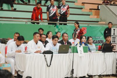 Memasuki hari ke-2 penyelenggaraan Bakti Negara Cup I Tahun 2026 berlangsung seru. Menyuguhkan pertandingan dengan mempertemukan para pesilat pada babak penyisihan tingkat Remaja dan Dewasa, di GOR Purna Krida, Kerobokan, Kuta Utara, Sabtu (05/09/2026). Kejuaraan yang akan berlangsung selama lima hari (4-8 September 2026) ini sebagai ajang pemanasan bagi atlet, sekaligus untuk membentuk tim bayangan guna menghadapi kejuaraan seperti Pekan Olahraga Provinsi (Porprov) Bali di Buleleng maupun Pekan Olahraga Nasional (PON) NTB-NTT. Semangat bertanding, junjung tinggi sportivitas.