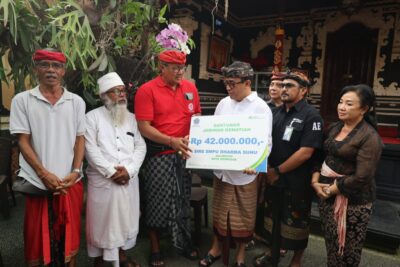 Wali Kota Jaya Negara Serahkan Santunan Kematian Rp42 Juta Kepada Ahli Waris Ida Sira Mpu Nabe Dharma