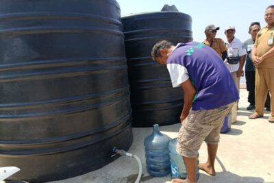 Sumur asin, air bersih datang dari laut