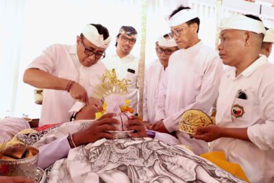 Wali Kota Jaya Negara Ngayah Nyangging di Pura Dalem Penataran Sari Banjar Pekandelan