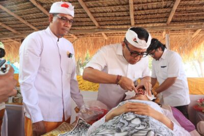 Wali Kota Jaya Negara Ngayah Nyangging Upacara Metatah Massal di Kesiman