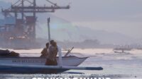 1001684907 Denpasar, 10/10 (ANTARA) - Film dokumenter "Celukan Bawang" mengangkat kehidupan masyarakat pesisir di Bali Utara yang berada di tengah pembangunan infrastruktur energi. Disutradarai Rai Astrawan, film berdurasi 25 menit ini menyoroti hubungan warga dengan laut, perubahan sosial-ekologis, serta posisi Celukan Bawang dalam pemenuhan kebutuhan energi Bali. Ditemui dalam peluncuran dan diskusi film tersebut di Denpasar, Sabtu, Rai mengatakan film tersebut berangkat dari kegelisahannya terhadap minimnya perhatian terhadap Celukan Bawang, meskipun wilayah itu memiliki peran penting dalam memenuhi kebutuhan energi masyarakat Bali. “Secara garis besar, Celukan Bawang merupakan sebuah desa kecil nelayan yang selama ini tidak cukup diangkat, tetapi pada kenyataannya desa ini punya peran vital dalam produksi energi yang dikonsumsi oleh Bali itu sendiri,” ujarnya. Celukan Bawang merupakan desa pesisir yang terletak di Kecamatan Gerokgak, Kabupaten Buleleng, Bali. Selama ini, kehidupan masyarakatnya lekat dengan laut, terutama melalui profesi nelayan yang menggantungkan perekonomian pada hasil tangkapan. Namun, dalam beberapa tahun terakhir, desa tersebut juga berkembang menjadi salah satu kawasan penting bagi pembangkitan energi di Bali melalui keberadaan Pembangkit Listrik Tenaga Uap (PLTU) Celukan Bawang I. Melalui film ini, Rai ingin menunjukkan Celukan Bawang tidak semata-mata merupakan kampung nelayan, tetapi juga ruang hidup yang berkontribusi terhadap pemenuhan kebutuhan energi di wilayah lain, termasuk kawasan yang menopang aktivitas ekonomi dan pariwisata Bali. Ia juga menempatkan Celukan Bawang sebagai ruang sekaligus subjek dalam film. Pendekatan tersebut bertujuan menghadirkan desa dan kehidupan masyarakatnya sebagai bagian utama cerita, bukan sekadar latar dari pembangunan infrastruktur energi. Gagasan pembuatan film ini berangkat dari interaksi Rai dengan masyarakat setempat. Ia mengaku telah cukup lama menulis, memproduksi video, berinteraksi dengan warga dan nelayan, serta mengikuti berbagai kegiatan di Celukan Bawang. Pengalaman tersebut mendorongnya untuk mengangkat narasi yang dinilai belum banyak mendapat perhatian publik, khususnya hubungan antara kehidupan masyarakat pesisir dan konsumsi energi Bali. Menurut Rai, masyarakat perlu melihat keterkaitan tersebut agar tidak memandang Celukan Bawang hanya sebagai wilayah penghasil energi, melainkan juga sebagai ruang hidup dengan persoalan sosial dan ekologis yang perlu diperhatikan. Dalam sinopsisnya, film Celukan Bawang turut menyoroti rencana pengembangan energi di kawasan tersebut melalui pemanfaatan gas alam cair atau liquefied natural gas (LNG), yang dikaitkan dengan ambisi mewujudkan kemandirian energi Bali. Film ini menggambarkan bagaimana kebutuhan energi menjadi elemen penting dalam pembangunan industri dan pariwisata Bali. Namun, di sisi lain, pengembangan sumber energi juga berpotensi menimbulkan persoalan bagi masyarakat yang tinggal di wilayah sasaran pembangunan. Dokumenter tersebut mempertanyakan posisi Celukan Bawang dalam agenda pembangunan energi, terutama ketika kebutuhan untuk memenuhi konsumsi energi berhadapan dengan keberlangsungan ruang hidup masyarakat pesisir. Sinopsis film juga menyoroti persoalan transparansi komunikasi mengenai kebijakan pengembangan energi berbasis LNG kepada warga. Persoalan ini menjadi bagian dari kegelisahan yang hendak disampaikan melalui film. Dengan demikian, film tersebut tidak hanya berbicara tentang energi, tetapi juga mengenai bagaimana kebijakan pembangunan dirumuskan, dikomunikasikan, dan berdampak terhadap masyarakat yang tinggal di sekitar kawasan pengembangan. Rai berharap film dokumenter tersebut dapat menjadi media untuk meningkatkan kesadaran masyarakat terhadap berbagai persoalan publik, termasuk kebijakan pembangunan dan energi. Ia ingin penonton tidak hanya menerima pembangunan sebagai proses untuk memenuhi kebutuhan energi, tetapi juga bersikap kritis terhadap dampak dan konsekuensinya bagi kehidupan warga. Dalam proses produksi, salah satu tantangan yang dihadapi adalah belum terwujudnya pembangunan yang menjadi bagian dari isu yang diangkat. Kondisi tersebut membuat tim produksi harus mencari cara untuk membangun visual mengenai sesuatu yang belum tersedia secara nyata. “Karena belum terjadi proses pembangunan (pembangkitnya), sehingga kita perlu mengimajinasikan itu. Itu sih tantangannya, karena barangnya belum ada. Jadi kita harus mencari cara bagaimana menyusun visualnya,” kata Rai. Meski menghadapi tantangan tersebut, ia menyebut tanggapan masyarakat terhadap film ini sangat baik dan suportif. Melalui Celukan Bawang: Zona Pengorbanan Energi Bali, Rai berupaya menghadirkan potret kehidupan masyarakat pesisir yang berada di persimpangan antara kebutuhan energi, agenda pembangunan, dan keberlanjutan lingkungan. Film berdurasi 25 menit ini diharapkan dapat membuka ruang diskusi yang lebih luas mengenai hubungan antara konsumsi energi dan wilayah yang menjadi sumber pemenuhannya, sekaligus mendorong perhatian terhadap masyarakat yang terdampak oleh arah pembangunan tersebut.