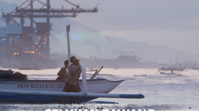 Denpasar, 10/10 (ANTARA) - Film dokumenter "Celukan Bawang" mengangkat kehidupan masyarakat pesisir di Bali Utara yang berada di tengah pembangunan infrastruktur energi. Disutradarai Rai Astrawan, film berdurasi 25 menit ini menyoroti hubungan warga dengan laut, perubahan sosial-ekologis, serta posisi Celukan Bawang dalam pemenuhan kebutuhan energi Bali. Ditemui dalam peluncuran dan diskusi film tersebut di Denpasar, Sabtu, Rai mengatakan film tersebut berangkat dari kegelisahannya terhadap minimnya perhatian terhadap Celukan Bawang, meskipun wilayah itu memiliki peran penting dalam memenuhi kebutuhan energi masyarakat Bali. “Secara garis besar, Celukan Bawang merupakan sebuah desa kecil nelayan yang selama ini tidak cukup diangkat, tetapi pada kenyataannya desa ini punya peran vital dalam produksi energi yang dikonsumsi oleh Bali itu sendiri,” ujarnya. Celukan Bawang merupakan desa pesisir yang terletak di Kecamatan Gerokgak, Kabupaten Buleleng, Bali. Selama ini, kehidupan masyarakatnya lekat dengan laut, terutama melalui profesi nelayan yang menggantungkan perekonomian pada hasil tangkapan. Namun, dalam beberapa tahun terakhir, desa tersebut juga berkembang menjadi salah satu kawasan penting bagi pembangkitan energi di Bali melalui keberadaan Pembangkit Listrik Tenaga Uap (PLTU) Celukan Bawang I. Melalui film ini, Rai ingin menunjukkan Celukan Bawang tidak semata-mata merupakan kampung nelayan, tetapi juga ruang hidup yang berkontribusi terhadap pemenuhan kebutuhan energi di wilayah lain, termasuk kawasan yang menopang aktivitas ekonomi dan pariwisata Bali. Ia juga menempatkan Celukan Bawang sebagai ruang sekaligus subjek dalam film. Pendekatan tersebut bertujuan menghadirkan desa dan kehidupan masyarakatnya sebagai bagian utama cerita, bukan sekadar latar dari pembangunan infrastruktur energi. Gagasan pembuatan film ini berangkat dari interaksi Rai dengan masyarakat setempat. Ia mengaku telah cukup lama menulis, memproduksi video, berinteraksi dengan warga dan nelayan, serta mengikuti berbagai kegiatan di Celukan Bawang. Pengalaman tersebut mendorongnya untuk mengangkat narasi yang dinilai belum banyak mendapat perhatian publik, khususnya hubungan antara kehidupan masyarakat pesisir dan konsumsi energi Bali. Menurut Rai, masyarakat perlu melihat keterkaitan tersebut agar tidak memandang Celukan Bawang hanya sebagai wilayah penghasil energi, melainkan juga sebagai ruang hidup dengan persoalan sosial dan ekologis yang perlu diperhatikan. Dalam sinopsisnya, film Celukan Bawang turut menyoroti rencana pengembangan energi di kawasan tersebut melalui pemanfaatan gas alam cair atau liquefied natural gas (LNG), yang dikaitkan dengan ambisi mewujudkan kemandirian energi Bali. Film ini menggambarkan bagaimana kebutuhan energi menjadi elemen penting dalam pembangunan industri dan pariwisata Bali. Namun, di sisi lain, pengembangan sumber energi juga berpotensi menimbulkan persoalan bagi masyarakat yang tinggal di wilayah sasaran pembangunan. Dokumenter tersebut mempertanyakan posisi Celukan Bawang dalam agenda pembangunan energi, terutama ketika kebutuhan untuk memenuhi konsumsi energi berhadapan dengan keberlangsungan ruang hidup masyarakat pesisir. Sinopsis film juga menyoroti persoalan transparansi komunikasi mengenai kebijakan pengembangan energi berbasis LNG kepada warga. Persoalan ini menjadi bagian dari kegelisahan yang hendak disampaikan melalui film. Dengan demikian, film tersebut tidak hanya berbicara tentang energi, tetapi juga mengenai bagaimana kebijakan pembangunan dirumuskan, dikomunikasikan, dan berdampak terhadap masyarakat yang tinggal di sekitar kawasan pengembangan. Rai berharap film dokumenter tersebut dapat menjadi media untuk meningkatkan kesadaran masyarakat terhadap berbagai persoalan publik, termasuk kebijakan pembangunan dan energi. Ia ingin penonton tidak hanya menerima pembangunan sebagai proses untuk memenuhi kebutuhan energi, tetapi juga bersikap kritis terhadap dampak dan konsekuensinya bagi kehidupan warga. Dalam proses produksi, salah satu tantangan yang dihadapi adalah belum terwujudnya pembangunan yang menjadi bagian dari isu yang diangkat. Kondisi tersebut membuat tim produksi harus mencari cara untuk membangun visual mengenai sesuatu yang belum tersedia secara nyata. “Karena belum terjadi proses pembangunan (pembangkitnya), sehingga kita perlu mengimajinasikan itu. Itu sih tantangannya, karena barangnya belum ada. Jadi kita harus mencari cara bagaimana menyusun visualnya,” kata Rai. Meski menghadapi tantangan tersebut, ia menyebut tanggapan masyarakat terhadap film ini sangat baik dan suportif. Melalui Celukan Bawang: Zona Pengorbanan Energi Bali, Rai berupaya menghadirkan potret kehidupan masyarakat pesisir yang berada di persimpangan antara kebutuhan energi, agenda pembangunan, dan keberlanjutan lingkungan. Film berdurasi 25 menit ini diharapkan dapat membuka ruang diskusi yang lebih luas mengenai hubungan antara konsumsi energi dan wilayah yang menjadi sumber pemenuhannya, sekaligus mendorong perhatian terhadap masyarakat yang terdampak oleh arah pembangunan tersebut.