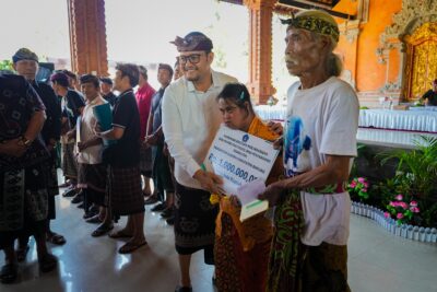 Komitmen Sapta Kriya Adi Cipta, Wabup Bagus Alit Sucipta Serahkan Ratusan Bantuan Perumahan dan Disabilitas