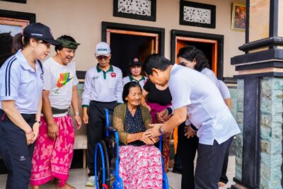 Bupati Dan Ketua K3S Badung Serahkan Bantuan Kursi Roda dan Sembako di Kecamatan Petang