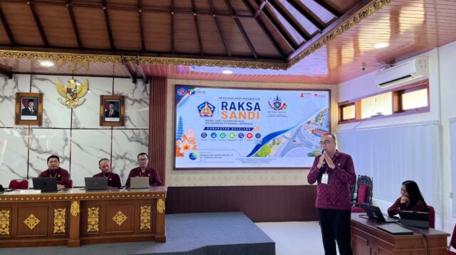 Untuk memperkuat tata kelola keamanan informasi di lingkungan Pemerintah Kabupaten Buleleng, Dinas Kominfosanti Kabupaten Buleleng melalui Bidang Persandian dan Statistik, mengembangkan inovasi RAKSA SANDI (Risiko, Aset, Keamanan dan Standarisasi Keamanan Informasi) yang merupakan Dashboard yang dikembangkan pada Portal ePUDAK (Sistem Pusat Data Aplikasi). Kepala Bidang Persandian dan Statistik, Komang Ery Marta Pariata, ST saat dihubungi di ruang kerjanya, Jumat (09/10) menyampaikan, RAKSA SANDI merupakan instrumen tata kelola keamanan informasi berbasis risiko yang dirancang untuk membantu organisasi dalam memetakan kondisi keamanan informasi, mengidentifikasi aset informasi strategis, menganalisis risiko, memantau kerentanan, mengendalikan mitigasi, serta mendukung penanganan insiden keamanan informasi secara lebih terintegrasi. "Inovasi ini hadir sebagai respons terhadap semakin meningkatnya ketergantungan penyelenggaraan pemerintahan terhadap teknologi informasi," Ungkap Ery Marta. Kondisi tersebut menuntut adanya pengelolaan keamanan informasi yang tidak hanya bersifat reaktif ketika terjadi insiden, tetapi juga mampu dilakukan secara preventif, terukur, berbasis risiko, dan berkelanjutan. Melalui RAKSA SANDI, informasi yang sebelumnya tersebar pada berbagai proses dan unit kerja diarahkan untuk dapat dipetakan secara lebih sistematis. Instrumen ini mengintegrasikan beberapa aspek penting, mulai dari inventarisasi aset, profil risiko, assessment keamanan, kerentanan sistem, backup, penanganan insiden, mitigasi, hingga review dan evaluasi keamanan informasi. "RAKSA SANDI dikembangkan melalui beberapa pusat pengelolaan informasi, yaitu Assessment Center, Vulnerability Center, Backup Center, Incident Response Center, dan Review Center. Masing-masing pusat memiliki fungsi yang saling terhubung untuk memberikan gambaran kondisi keamanan informasi secara lebih menyeluruh," tambah Ery Marta. Keberadaan RAKSA SANDI juga diharapkan dapat memperkuat koordinasi antara Dinas Kominfosanti, pengelola sistem informasi perangkat daerah, BULELENGKAB-CSIRT, serta pemangku kepentingan lainnya, seperti Inspektorat termasuk dalam proses identifikasi risiko, serta tindak lanjut kerentanan, penanganan insiden, dan evaluasi pengamanan sistem informasi. Selain mendukung pengelolaan teknis keamanan informasi, RAKSA SANDI dirancang sebagai instrumen pendukung pengambilan keputusan pimpinan. Data dan informasi yang tersaji dapat membantu menentukan prioritas pengamanan berdasarkan tingkat risiko, kondisi aset, kerentanan, serta kebutuhan mitigasi masing-masing sistem informasi. Dalam pengembangannya, RAKSA SANDI juga diarahkan untuk mendukung pengukuran dan penguatan keamanan informasi melalui Indeks Keamanan Informasi (KAMI) dan Indeks Kematangan Keamanan Siber dan Sandi (IKASANDI) serta penguatan koordinasi dengan pihak terkait yang menjadi instrumen penilaian indeks Pemerintah Digital (PEMDI). "Dengan pendekatan tersebut, RAKSA SANDI diharapkan tidak berhenti sebagai sebuah dashboard atau aplikasi, tetapi menjadi instrumen perubahan cara kerja dalam tata kelola keamanan informasi Pemerintah Kabupaten Buleleng—dari yang sebelumnya bersifat reaktif menuju pengelolaan yang lebih terencana, terukur, kolaboratif, dan berbasis risiko," tutup Ery Marta. Melalui implementasi RAKSA SANDI, Dinas Kominfosanti Kabupaten Buleleng berkomitmen untuk terus mendorong terwujudnya tata kelola keamanan informasi yang aman, andal, terintegrasi, adaptif, dan berkelanjutan, guna mendukung penyelenggaraan pemerintahan digital di Kabupaten Buleleng.