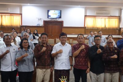 Buka OKK PWI, Bupati Sutjidra Minta Wartawan Buleleng Terus Tingkatkan Kompetensi di Era Digital