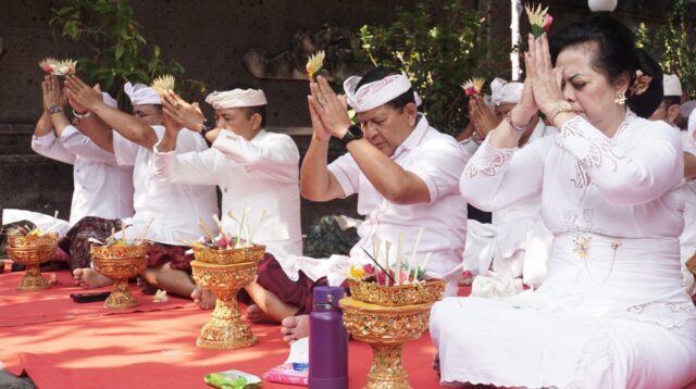Tumpek Wayang, Jajaran Pemkab Buleleng Panjatkan Doa untuk Keselamatan dan Kelancaran Tugas