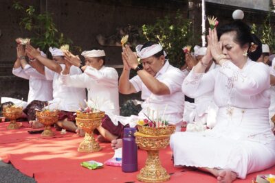 Tumpek Wayang, Jajaran Pemkab Buleleng Panjatkan Doa untuk Keselamatan dan Kelancaran Tugas