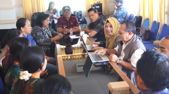 Kasus gigitan hewan penular rabies (GHPR) di Kabupaten Buleleng, cukup tinggi hingga September 2026. Dalam periode yang sama, tiga orang meninggal dunia akibat rabies. Kondisi ini menjadi perhatian serius Dinas Kesehatan Kabupaten Buleleng untuk memperkuat pencegahan melalui Perilaku Hidup Bersih dan Sehat (PHBS) serta meningkatkan kewaspadaan masyarakat. Hal tersebut disampaikan Kepala Dinas Kesehatan Buleleng, dr. Sucipto, saat membuka kegiatan Asesmen Implementasi PHBS bekerja sama dengan Kementerian Koordinator Bidang Pembangunan Manusia dan Kebudayaan Republik Indonesia untuk Pencegahan Zoonosis dan Penyakit Infeksi Emerging (PIE) tingkat provinsi dan kabupaten/kota di Aula Dinas Kesehatan Buleleng, Selasa (13/10). Kadis Sucipto menjelaskan dua dari tiga korban meninggal akibat rabies tidak melaporkan diri ke fasilitas pelayanan kesehatan (fasyankes). Sementara itu, satu korban tidak kembali ke fasyankes untuk mendapatkan Vaksin Antirabies (VAR). Menurutnya, kondisi tersebut menunjukkan bahwa pemahaman dan kewaspadaan masyarakat terhadap risiko rabies masih perlu ditingkatkan. Padahal, penanganan yang cepat dan sesuai prosedur medis sangat penting setelah seseorang mengalami gigitan hewan yang berisiko menularkan rabies. “Kurangnya pemahaman dan kurangnya kewaspadaan masyarakat terhadap kasus gigitan hewan menjadi perhatian serius bagi kita semua,” ujarnya Berbagai langkah penanganan rabies telah dilakukan dibuleleng melalui koordinasi lintas sektor dan lintas program. Sebanyak 74 Tim Siaga Rabies (TISIRA) telah dibentuk di sejumlah desa. Selain itu, terdapat 129 peraturan desa (Perdes) dari 129 desa serta 33 perarem yang mendukung penanganan rabies. Namun, berbagai upaya tersebut dinilai belum maksimal dalam menekan risiko penularan. Karena itu, penguatan pencegahan perlu disertai peningkatan kesadaran masyarakat untuk segera mencari pertolongan medis setelah mengalami gigitan hewan penular rabies. Pihaknya menambahkan, rabies merupakan salah satu penyakit zoonosis, yakni penyakit yang dapat menular dari hewan ke manusia. Selain rabies, zoonosis dan Penyakit Infeksi Emerging (PIE) juga menjadi ancaman kesehatan masyarakat yang dapat berdampak pada aspek sosial dan ekonomi. Risiko penularan dapat meningkat akibat interaksi manusia dengan hewan, perubahan lingkungan, pola hidup, serta mobilitas masyarakat. Oleh sebab itu, pencegahan tidak cukup hanya mengandalkan pelayanan kesehatan, tetapi juga membutuhkan perubahan perilaku masyarakat dan kerja sama berbagai sektor. “Pencegahan zoonosis dan PIE memerlukan pendekatan One Health yang mengintegrasikan kesehatan manusia, hewan, dan lingkungan serta melibatkan lintas sektor,” ungkap kadis Sucipto Pendekatan tersebut perlu diterapkan melalui penguatan higiene dan sanitasi, keamanan pangan, penanganan hewan secara aman, serta pengelolaan lingkungan. Pelaksanaannya juga perlu didukung kebijakan dan program yang terkoordinasi antara pemerintah pusat, pemerintah daerah, perguruan tinggi, mitra pembangunan, dan pemangku kepentingan terkait. Melalui kegiatan asesmen ini, Kadis Sucipto berharap kegiatan yang melibatkan tim dari Kementerian Koordinator Bidang Pembangunan Manusia dan Kebudayaan Republik Indonesia tersebut dapat memberikan manfaat bagi penguatan upaya pencegahan penyakit dan perlindungan kesehatan masyarakat di Kabupaten Buleleng.