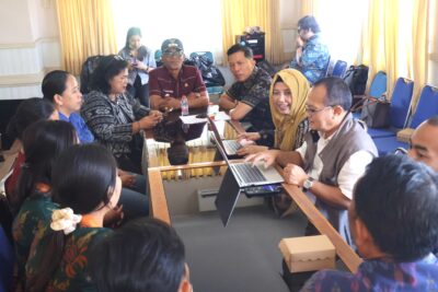 Kasus gigitan hewan penular rabies (GHPR) di Kabupaten Buleleng, cukup tinggi hingga September 2026. Dalam periode yang sama, tiga orang meninggal dunia akibat rabies. Kondisi ini menjadi perhatian serius Dinas Kesehatan Kabupaten Buleleng untuk memperkuat pencegahan melalui Perilaku Hidup Bersih dan Sehat (PHBS) serta meningkatkan kewaspadaan masyarakat. Hal tersebut disampaikan Kepala Dinas Kesehatan Buleleng, dr. Sucipto, saat membuka kegiatan Asesmen Implementasi PHBS bekerja sama dengan Kementerian Koordinator Bidang Pembangunan Manusia dan Kebudayaan Republik Indonesia untuk Pencegahan Zoonosis dan Penyakit Infeksi Emerging (PIE) tingkat provinsi dan kabupaten/kota di Aula Dinas Kesehatan Buleleng, Selasa (13/10). Kadis Sucipto menjelaskan dua dari tiga korban meninggal akibat rabies tidak melaporkan diri ke fasilitas pelayanan kesehatan (fasyankes). Sementara itu, satu korban tidak kembali ke fasyankes untuk mendapatkan Vaksin Antirabies (VAR). Menurutnya, kondisi tersebut menunjukkan bahwa pemahaman dan kewaspadaan masyarakat terhadap risiko rabies masih perlu ditingkatkan. Padahal, penanganan yang cepat dan sesuai prosedur medis sangat penting setelah seseorang mengalami gigitan hewan yang berisiko menularkan rabies. “Kurangnya pemahaman dan kurangnya kewaspadaan masyarakat terhadap kasus gigitan hewan menjadi perhatian serius bagi kita semua,” ujarnya Berbagai langkah penanganan rabies telah dilakukan dibuleleng melalui koordinasi lintas sektor dan lintas program. Sebanyak 74 Tim Siaga Rabies (TISIRA) telah dibentuk di sejumlah desa. Selain itu, terdapat 129 peraturan desa (Perdes) dari 129 desa serta 33 perarem yang mendukung penanganan rabies. Namun, berbagai upaya tersebut dinilai belum maksimal dalam menekan risiko penularan. Karena itu, penguatan pencegahan perlu disertai peningkatan kesadaran masyarakat untuk segera mencari pertolongan medis setelah mengalami gigitan hewan penular rabies. Pihaknya menambahkan, rabies merupakan salah satu penyakit zoonosis, yakni penyakit yang dapat menular dari hewan ke manusia. Selain rabies, zoonosis dan Penyakit Infeksi Emerging (PIE) juga menjadi ancaman kesehatan masyarakat yang dapat berdampak pada aspek sosial dan ekonomi. Risiko penularan dapat meningkat akibat interaksi manusia dengan hewan, perubahan lingkungan, pola hidup, serta mobilitas masyarakat. Oleh sebab itu, pencegahan tidak cukup hanya mengandalkan pelayanan kesehatan, tetapi juga membutuhkan perubahan perilaku masyarakat dan kerja sama berbagai sektor. “Pencegahan zoonosis dan PIE memerlukan pendekatan One Health yang mengintegrasikan kesehatan manusia, hewan, dan lingkungan serta melibatkan lintas sektor,” ungkap kadis Sucipto Pendekatan tersebut perlu diterapkan melalui penguatan higiene dan sanitasi, keamanan pangan, penanganan hewan secara aman, serta pengelolaan lingkungan. Pelaksanaannya juga perlu didukung kebijakan dan program yang terkoordinasi antara pemerintah pusat, pemerintah daerah, perguruan tinggi, mitra pembangunan, dan pemangku kepentingan terkait. Melalui kegiatan asesmen ini, Kadis Sucipto berharap kegiatan yang melibatkan tim dari Kementerian Koordinator Bidang Pembangunan Manusia dan Kebudayaan Republik Indonesia tersebut dapat memberikan manfaat bagi penguatan upaya pencegahan penyakit dan perlindungan kesehatan masyarakat di Kabupaten Buleleng.
