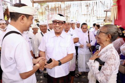 Wawali Arya Wibawa Hadiri Karya Ngenteg Linggih Pura Sekar Jepun Tangkas Kori Agung