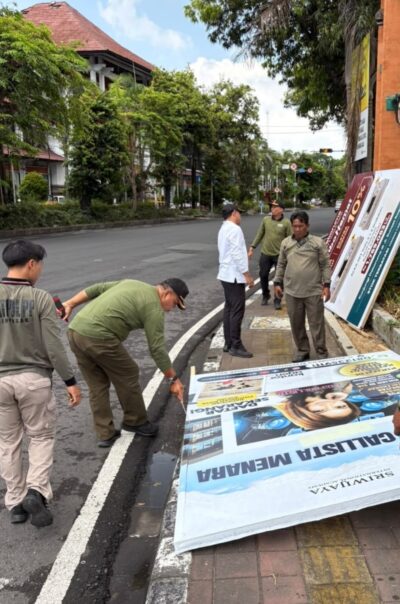 Satpol PP Denpasar Tertibkan 144 Baliho, Pamflet, Banner dan Spanduk di Fasilitas Umum