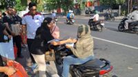 Di Tengah Antrean BBM, Perumda dan OPD Pemkot Denpasar Serentak Bagikan Ratusan Nasi Bungkus di Beberapa SPBU