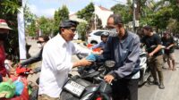 Pemkot Denpasar Gelar Gerakan Peduli Antrean BBM, Bagikan Nasi Bungkus dan Air Mineral Gratis